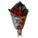 Мужской букет из красных роз с зеленью в крафте с принтом в Санкт-Петербурге - Фотография 2