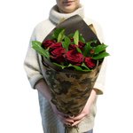 Мужской букет из красных роз с зеленью в крафте с принтом в Санкт-Петербурге - Фотография 3