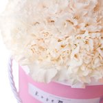 Кремовые гвоздики в шляпной коробке в Санкт-Петербурге - Фотография 5