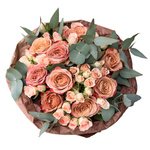 Букет из персиковых кустовых роз и роз Капучино в стильной упаковке в Санкт-Петербурге - Фотография 3