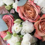 Букет из лизиантуса и роз Капучино в стильной упаковке в Санкт-Петербурге - Фотография 4