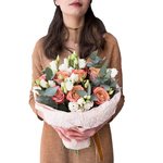 Букет из лизиантуса и роз Капучино в стильной упаковке в Санкт-Петербурге - Фотография 3