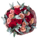 Букет из красных роз и роз Капучино в стильной упаковке в Санкт-Петербурге - Фотография 3