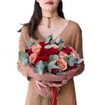 Букет из красных роз и роз Капучино в стильной упаковке в Санкт-Петербурге - Фотография 4