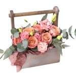 Розы Капучино и кружевной лизиантус в деревянном ящике в Санкт-Петербурге - Фотография 1 Розы Капучино и кружевной лизиантус в деревянном ящике в Санкт-Петербурге - Фотография 1