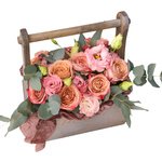 Розы Капучино и кружевной лизиантус в деревянном ящике в Санкт-Петербурге - Фотография 2 Розы Капучино и кружевной лизиантус в деревянном ящике в Санкт-Петербурге - Фотография 2