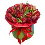 Красные пионовидные тюльпаны в шляпной коробке в Санкт-Петербурге - Фотография 1