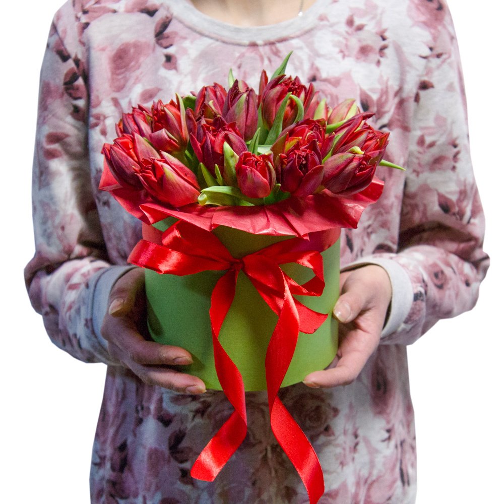 Эми: красные пионовидные тюльпаны в шляпной коробке