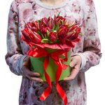 Красные пионовидные тюльпаны в шляпной коробке в Санкт-Петербурге - Фотография 3