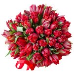 Красные пионовидные тюльпаны в шляпной коробке в Санкт-Петербурге - Фотография 2