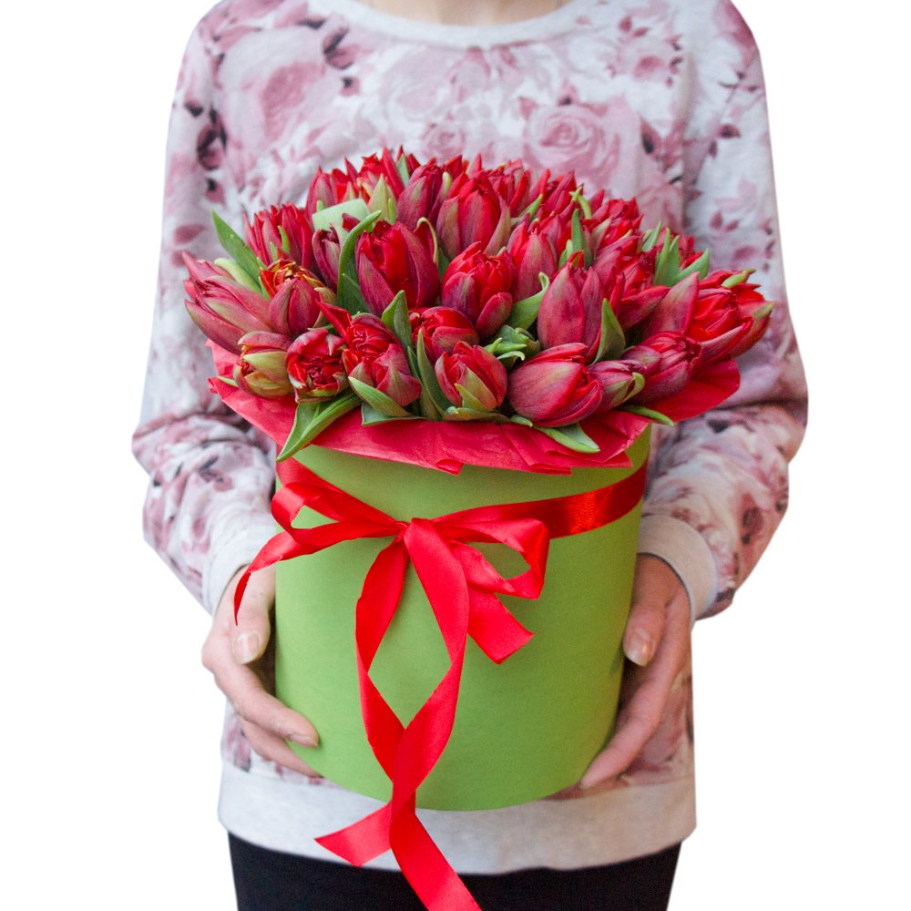 Рори: большой букет красных пионовидных тюльпанов в шляпной коробке