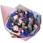 Детский букет из  из гиацинтов, пионовидных тюльпанов и кустовых розовых гвоздик с воздушными шариками в Санкт-Петербурге - Фотография 5