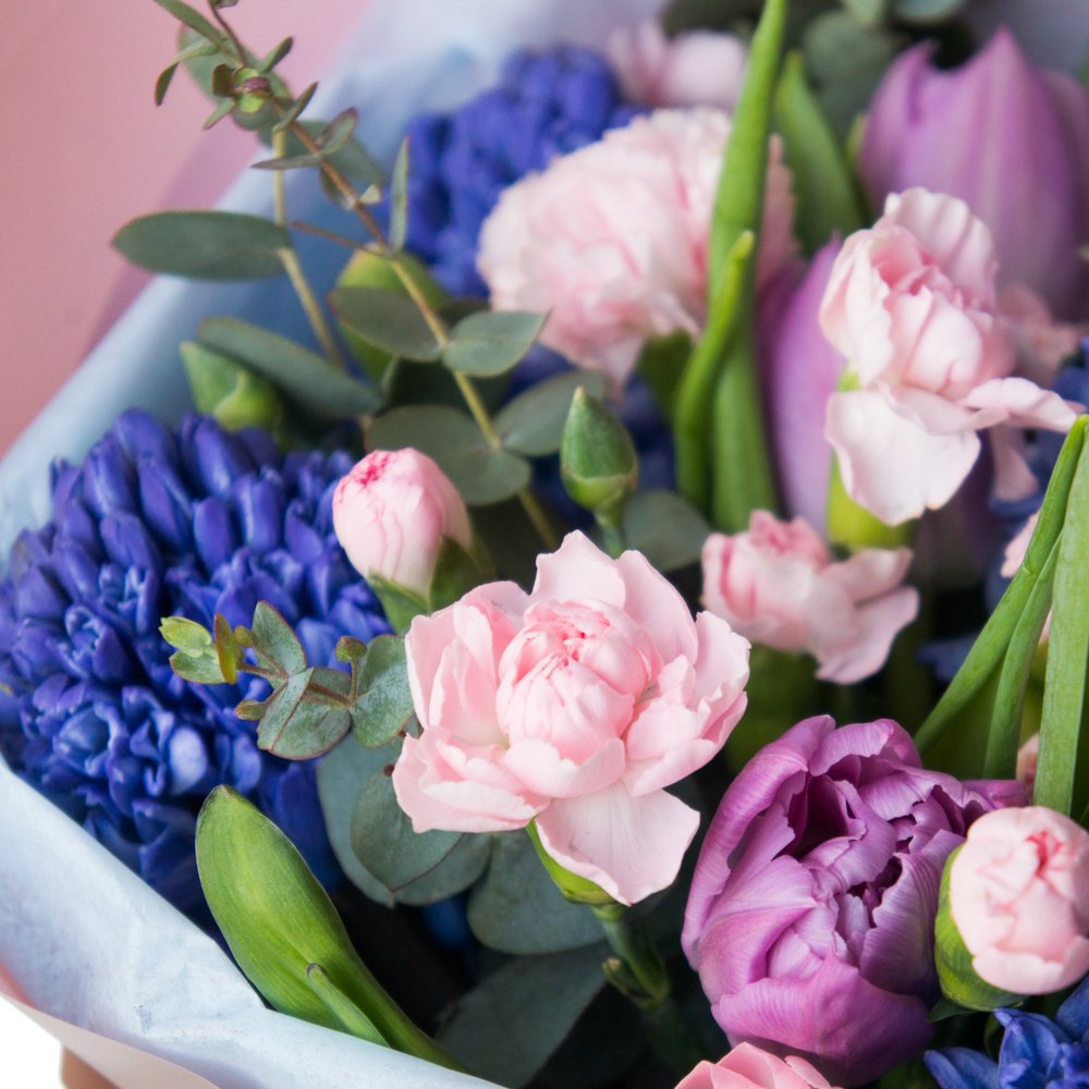 Рарити: букет с тюльпанами, гвоздикой и синими гиацинтами