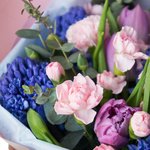 Детский букет из  из гиацинтов, пионовидных тюльпанов и кустовых розовых гвоздик с воздушными шариками в Санкт-Петербурге - Фотография 4