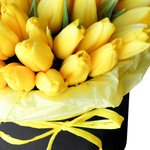 Жёлтые тюльпаны в шляпной коробке в Санкт-Петербурге - Фотография 3