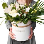 Композиция в шляпной коробке с кокосом и орхидеями в Санкт-Петербурге - Фотография 7