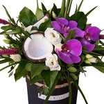 Композиция в шляпной коробке с кокосом и орхидеями в Санкт-Петербурге - Фотография 6