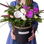 Композиция в шляпной коробке с кокосом и орхидеями в Санкт-Петербурге - Фотография 2