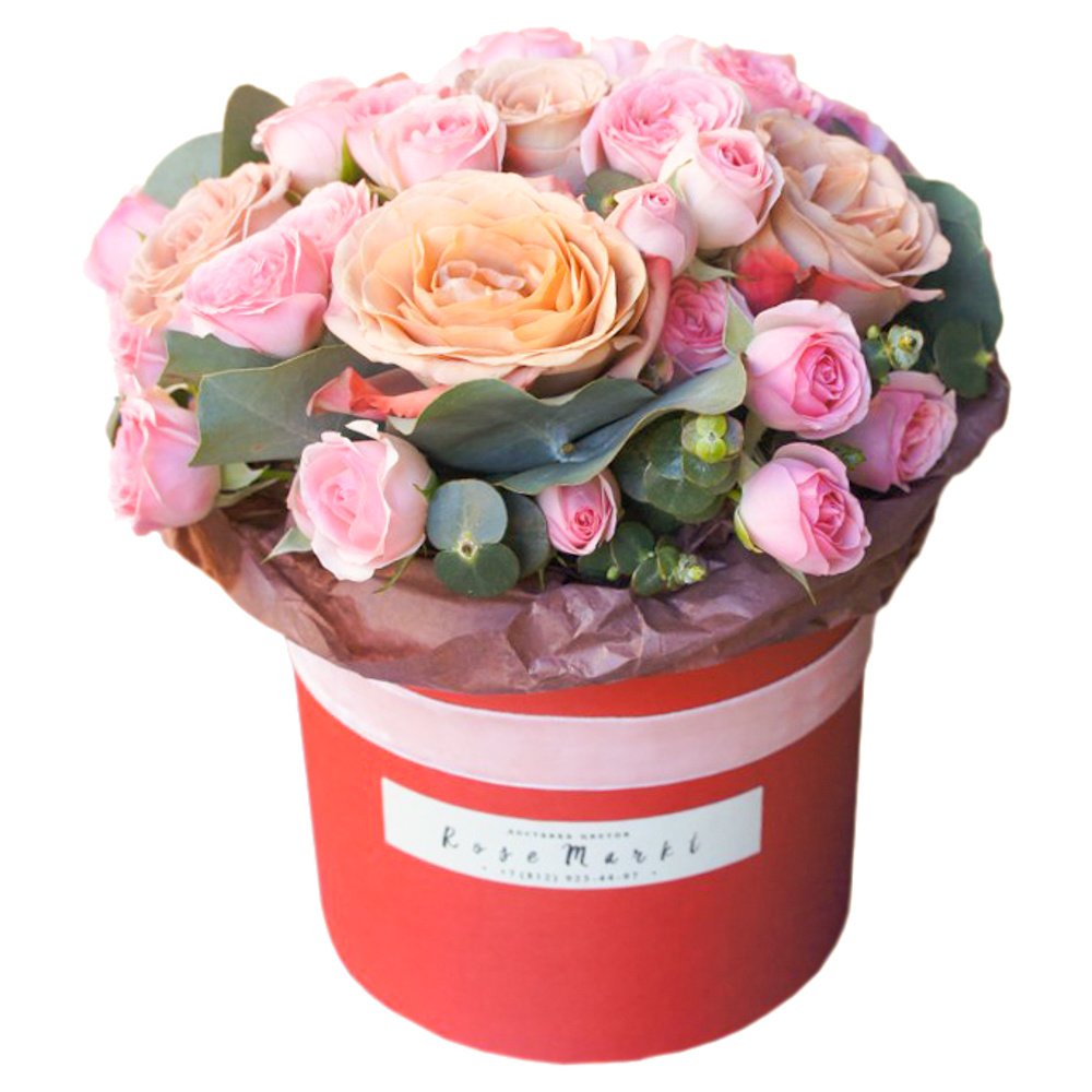 Розы Капучино, кустовые розовые розы и эвкалипт в шляпной коробке в Санкт-Петербурге