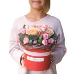 Розы Капучино, кустовые розовые розы и эвкалипт в шляпной коробке в Санкт-Петербурге - Фотография 2