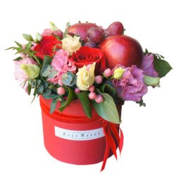 Букет Последнее танго в Париже: цветы и фрукты в шляпной коробке