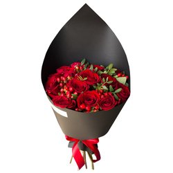Букет «Капсульная коллекция, Букет Альфа: красные розы с оформлением из чёрного крафта» Букет «Капсульная коллекция, Букет Альфа: красные розы с оформлением из чёрного крафта»