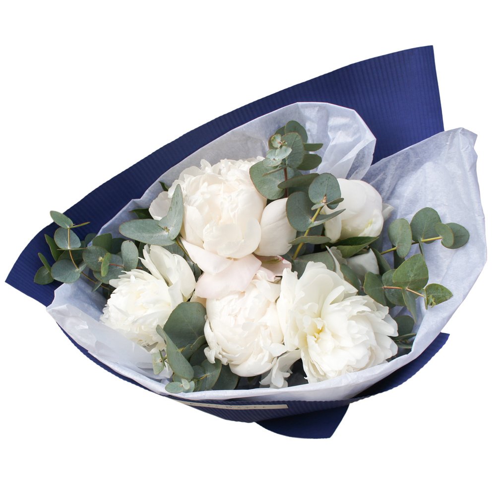 Белые пионы в яркой упаковке