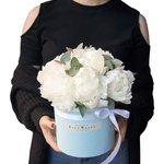 Белые пионы в шляпной коробке в Санкт-Петербурге - Фотография 2