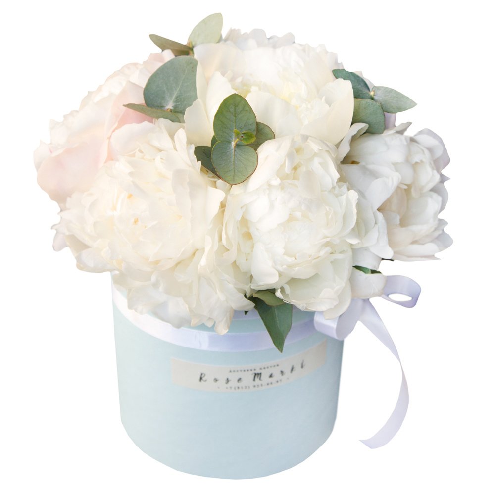 Белые пионы в шляпной коробке в Санкт-Петербурге