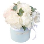 Белые пионы в шляпной коробке в Санкт-Петербурге - Фотография 1