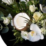Букет с кокосом и белыми орхидеями в Санкт-Петербурге - Фотография 4