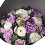 Букет в стиле «прованс» в нежных сиреневых оттенках с лавандой, лунной гвоздикой и белыми пионами в стильной упаковке в Санкт-Петербурге - Фотография 4