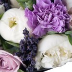 Букет в стиле «прованс» в нежных сиреневых оттенках с лавандой, лунной гвоздикой и белыми пионами в стильной упаковке в Санкт-Петербурге - Фотография 5
