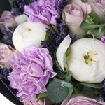 Букет в стиле «прованс» в нежных сиреневых оттенках с лавандой, лунной гвоздикой и белыми пионами в стильной упаковке в Санкт-Петербурге - Фотография 6