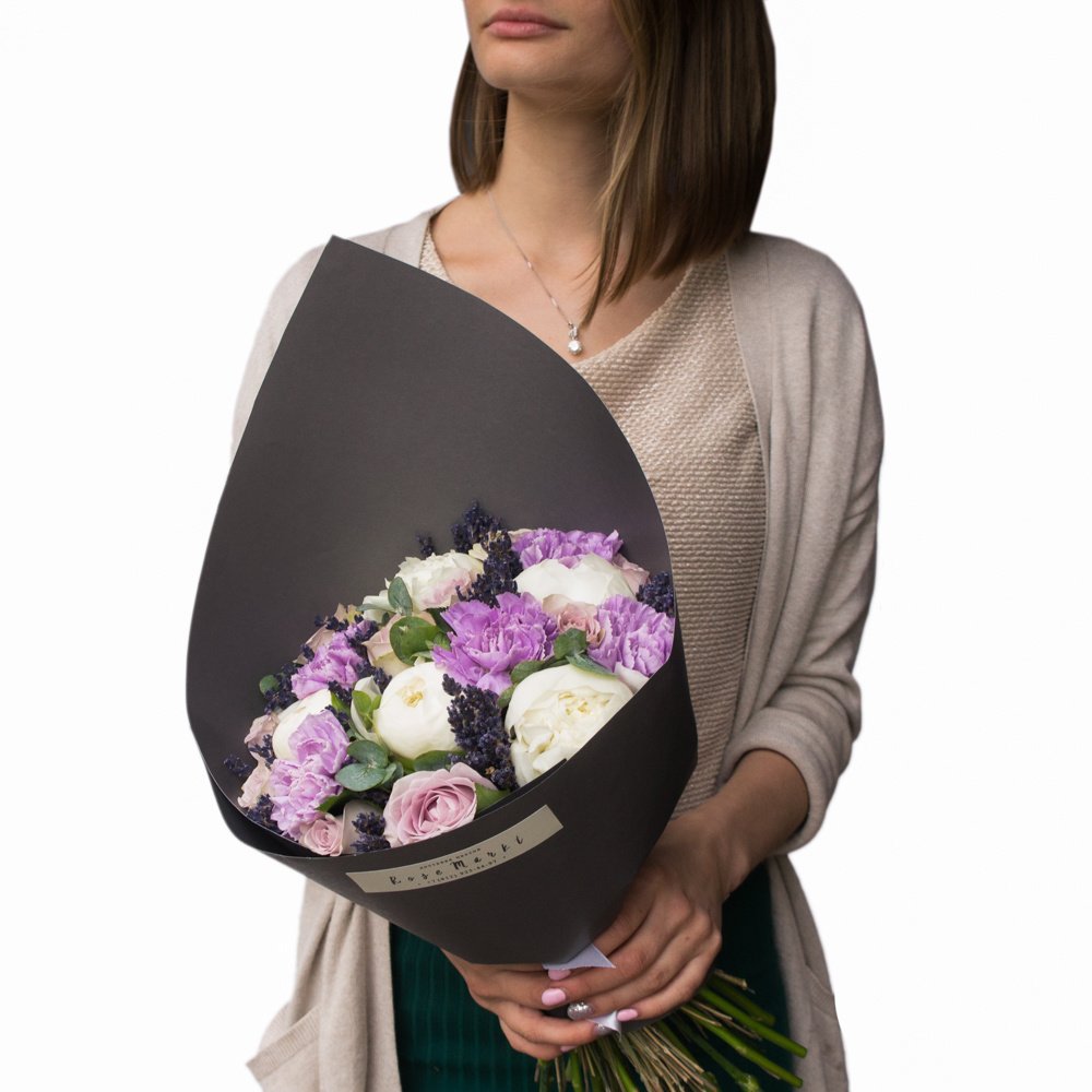 Пи: белые пионы, сиреневые розы и гвоздики, лаванда