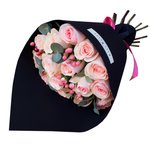 Букет из розовых роз и розового гиперикума в стильной чёрной упаковке в Санкт-Петербурге - Фотография 1