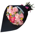 Нежно-розовый букет с яркими акцентами  — коралловым пионом и краспедией в стильной чёрной упаковке в Санкт-Петербурге - Фотография 1