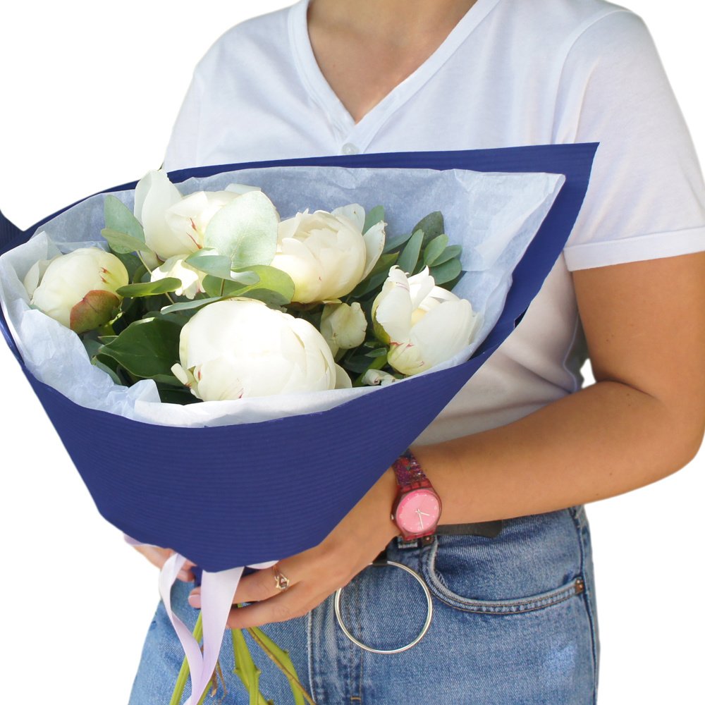 Белые пионы в яркой упаковке