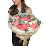 Букет в французском стиле с коралловыми пионами в Санкт-Петербурге - Фотография 3