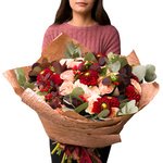 Букет из бордовых георгин, роз Капучино, персиковых гвоздик и ягодок гиперикума в Санкт-Петербурге - Фотография 5