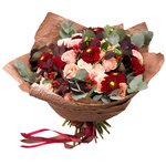 Букет из бордовых георгин, роз Капучино, персиковых гвоздик и ягодок гиперикума в Санкт-Петербурге - Фотография 1