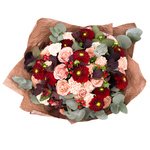 Букет из бордовых георгин, роз Капучино, персиковых гвоздик и ягодок гиперикума в Санкт-Петербурге - Фотография 3