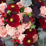 Букет из бордовых георгин, роз Капучино, персиковых гвоздик и ягодок гиперикума в Санкт-Петербурге - Фотография 4