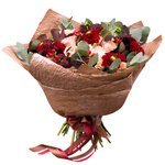 Букет из бордовых георгин, роз Капучино, персиковых гвоздик и ягодок гиперикума в Санкт-Петербурге - Фотография 2