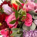 Георгины, кустовые розовые розы, лунные гвоздики, фиолетовые розы и лаванда в шляпной коробке в Санкт-Петербурге - Фотография 4 Георгины, кустовые розовые розы, лунные гвоздики, фиолетовые розы и лаванда в шляпной коробке в Санкт-Петербурге - Фотография 4