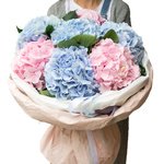 Букет из розовых и голубых гортензий в упаковке в Санкт-Петербурге - Фотография 4