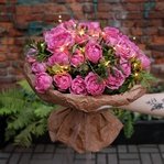 Букет из кустовой пионовидной розы Мисти Бабблз с гирляндой в Санкт-Петербурге - Фотография 1