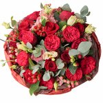 Букет с пионовидной розой Рэд Пиано, красными розами, кустовыми розами, ягодками гиперикума и лизиантусом с эвкалиптом в упаковке в Санкт-Петербурге - Фотография 3