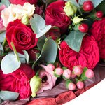 Букет с пионовидной розой Рэд Пиано, красными розами, кустовыми розами, ягодками гиперикума и лизиантусом с эвкалиптом в упаковке в Санкт-Петербурге - Фотография 4