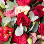 Букет с пионовидной розой Рэд Пиано, красными розами, кустовыми розами, ягодками гиперикума и лизиантусом с эвкалиптом в упаковке в Санкт-Петербурге - Фотография 5